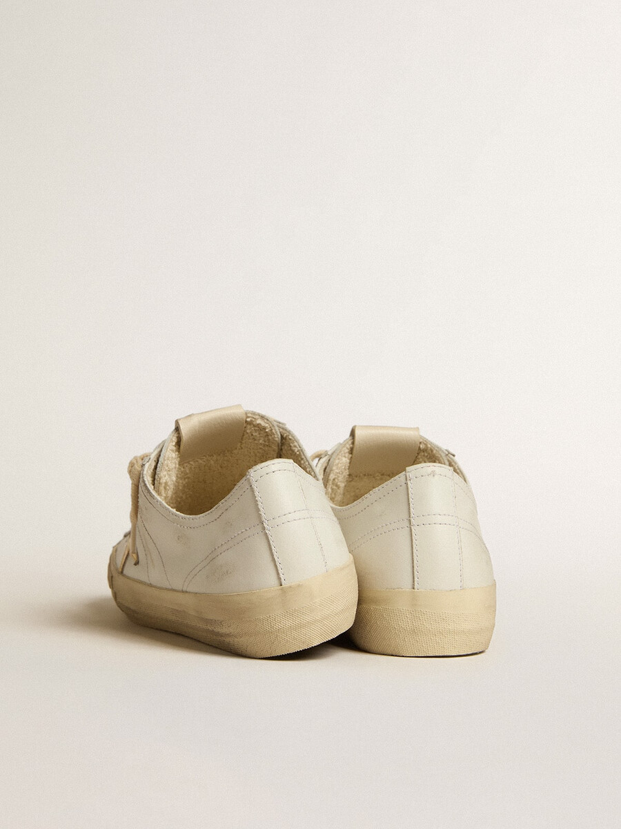 v-star aus weißem leder mit goldfarbenem metallic-lederstern