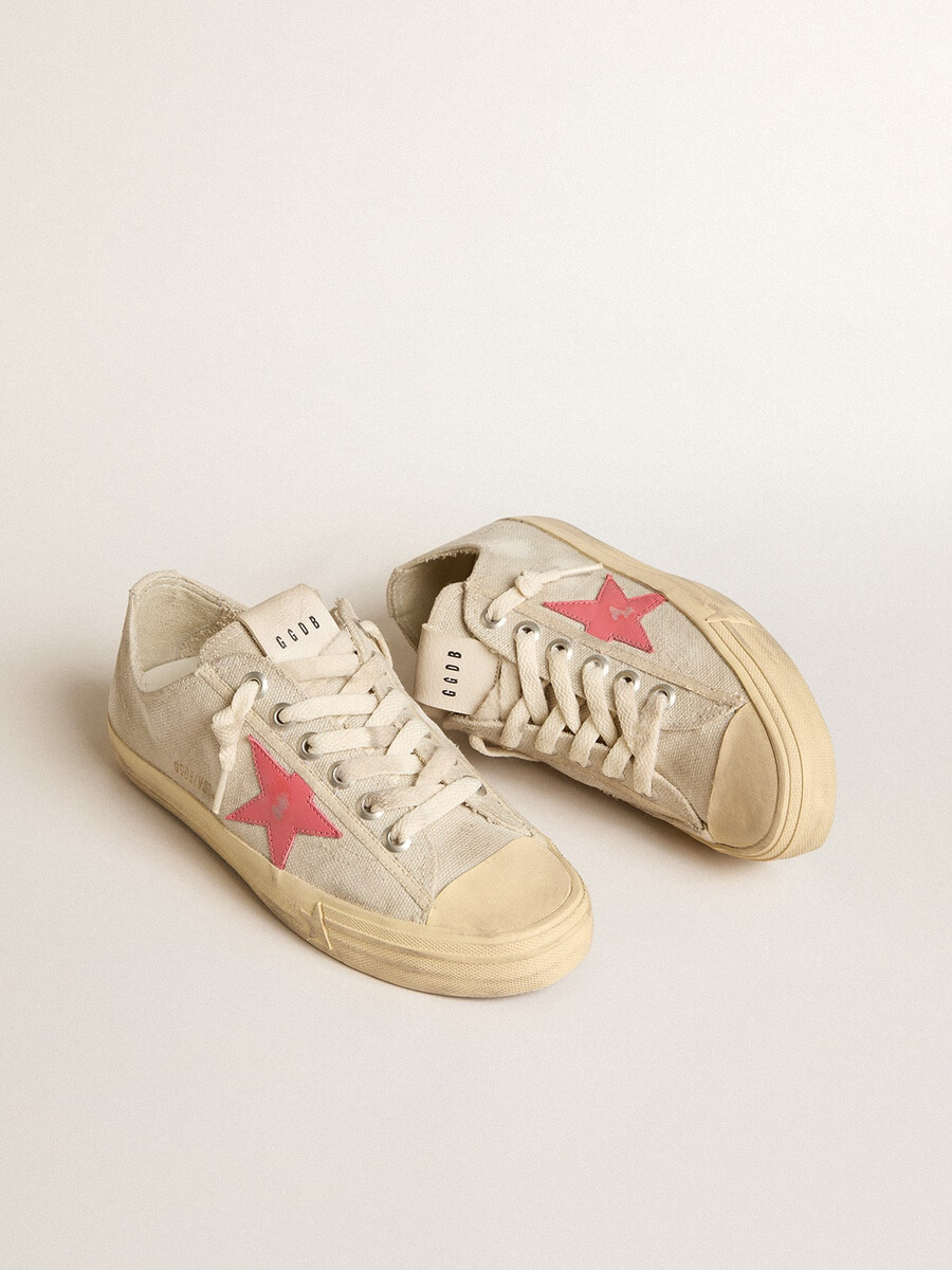 damen-v-star aus hellgrauem canvas mit rotem lederstern