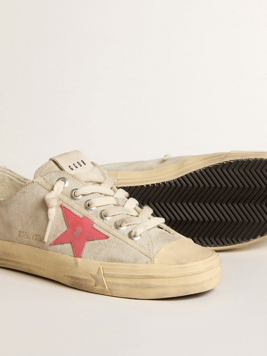 damen-v-star aus hellgrauem canvas mit rotem lederstern