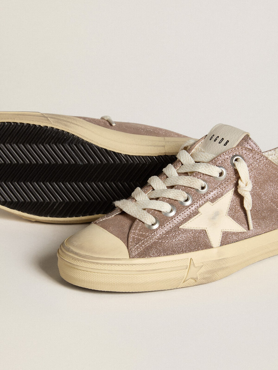 damen-v-star aus hellbraunem metallic-wildleder mit cremefarbenem lederstern