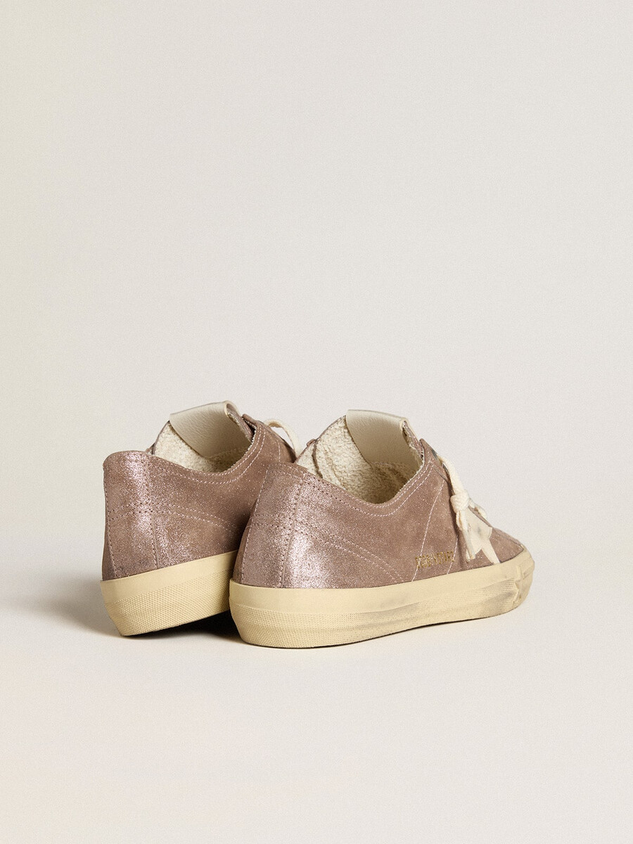 damen-v-star aus hellbraunem metallic-wildleder mit cremefarbenem lederstern