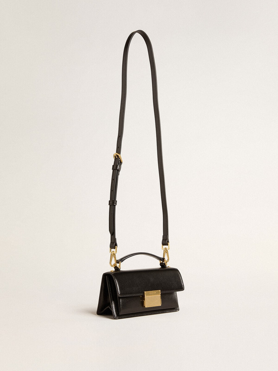 kleine venezia-tasche aus schwarzem leder mit goldenen details