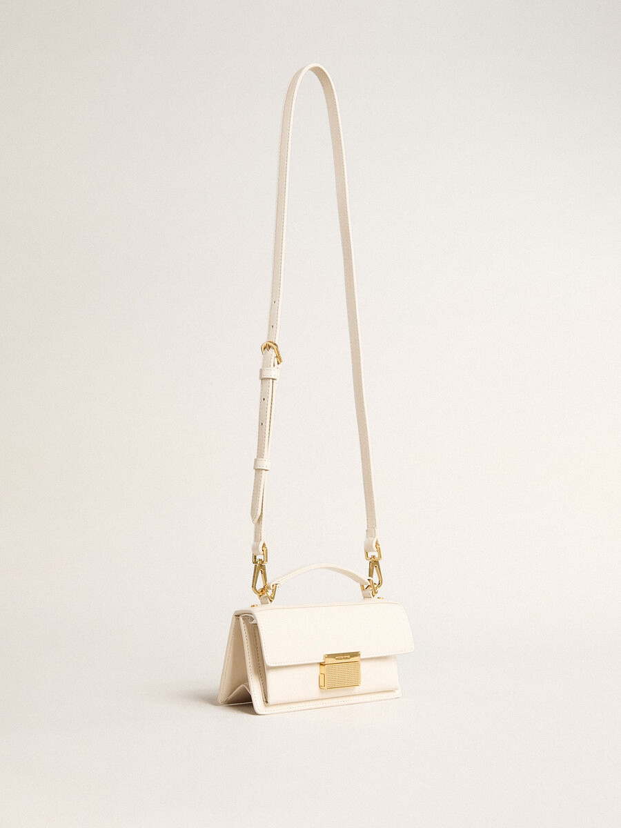 kleine venezia-tasche aus butterfarbenem gefüttertem leder mit goldenen details