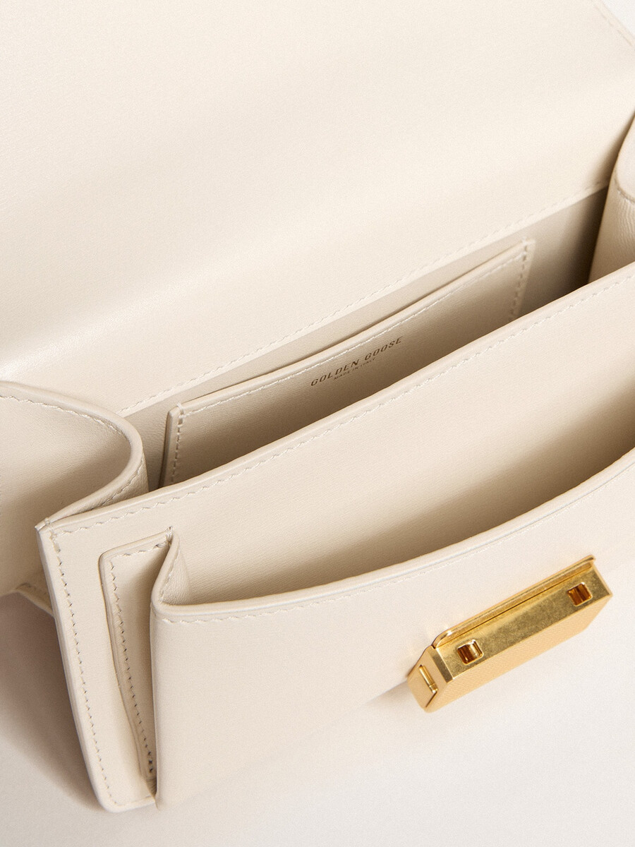 kleine venezia-tasche aus butterfarbenem gefüttertem leder mit goldenen details
