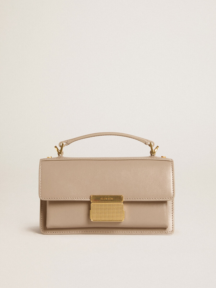 kleine venezia-tasche aus beigefarbenem gefüttertem leder mit goldenen details
