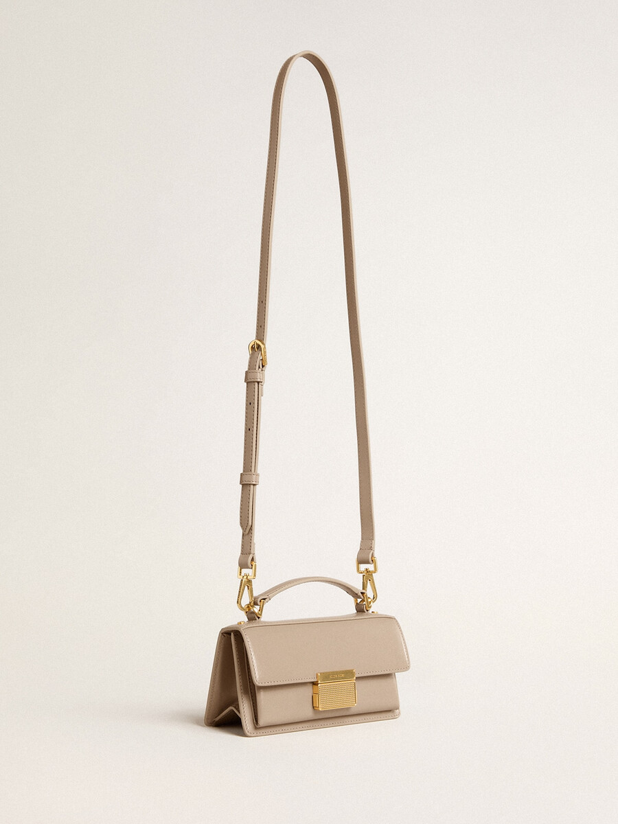 kleine venezia-tasche aus beigefarbenem gefüttertem leder mit goldenen details