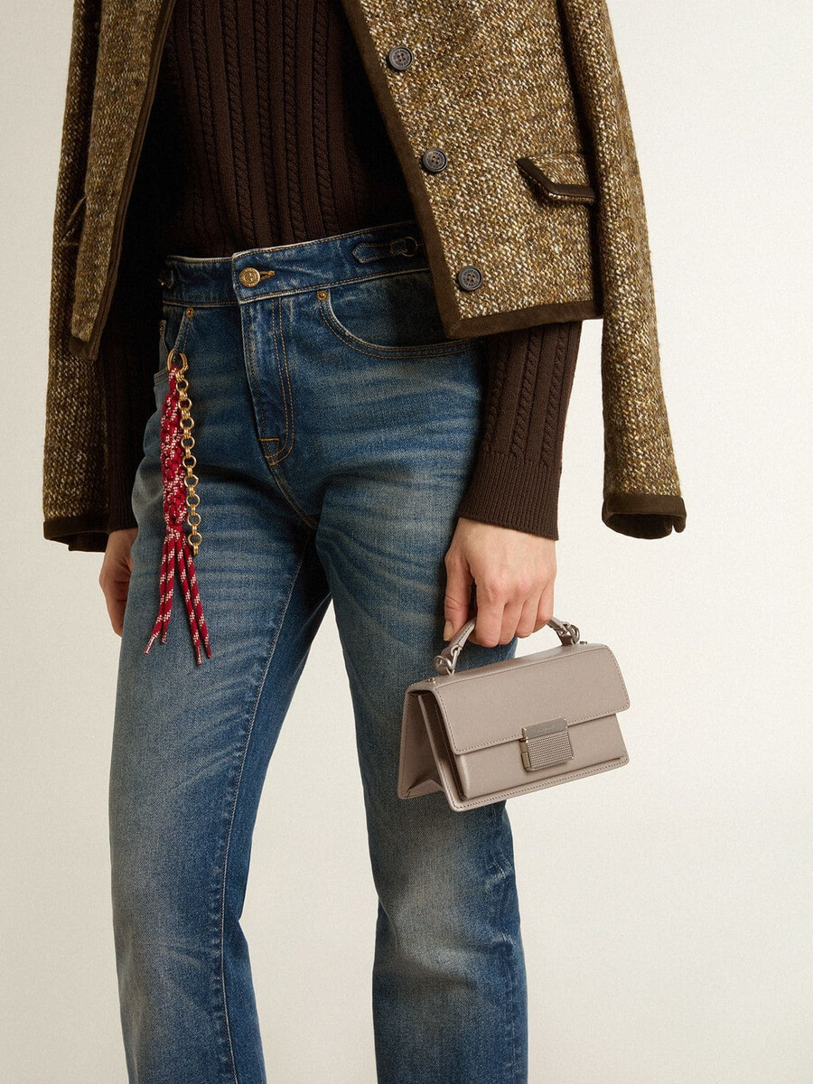 kleine venezia-tasche aus beigefarbenem gefüttertem leder mit goldenen details
