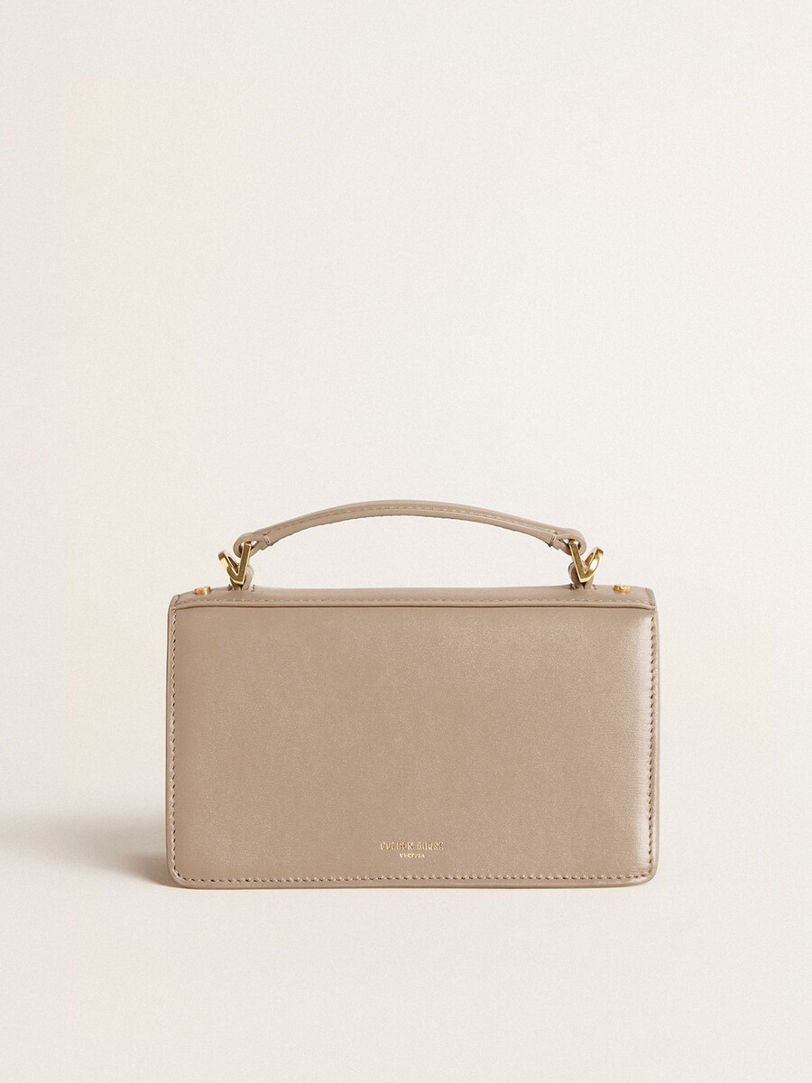 kleine venezia-tasche aus beigefarbenem gefüttertem leder mit goldenen details