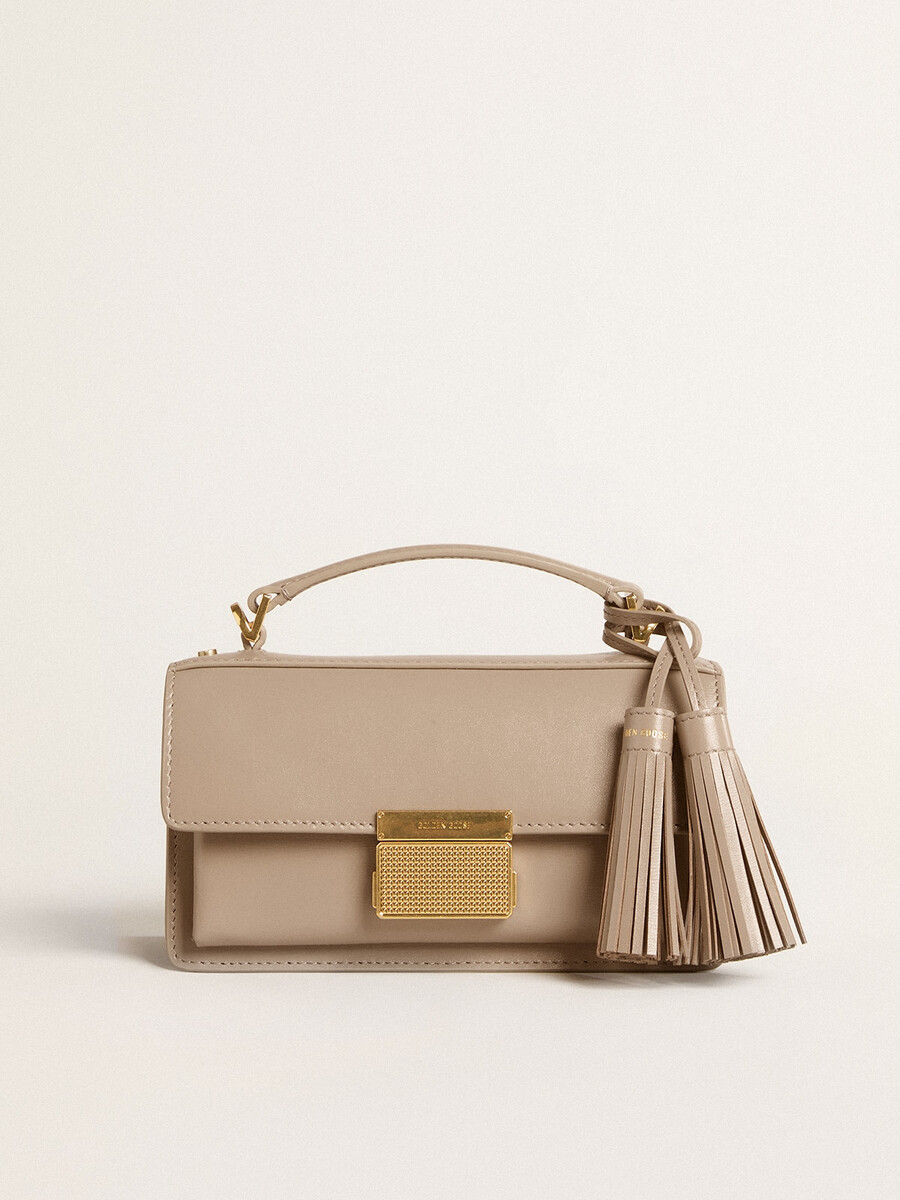 kleine venezia-tasche aus beigefarbenem gefüttertem leder mit goldenen details
