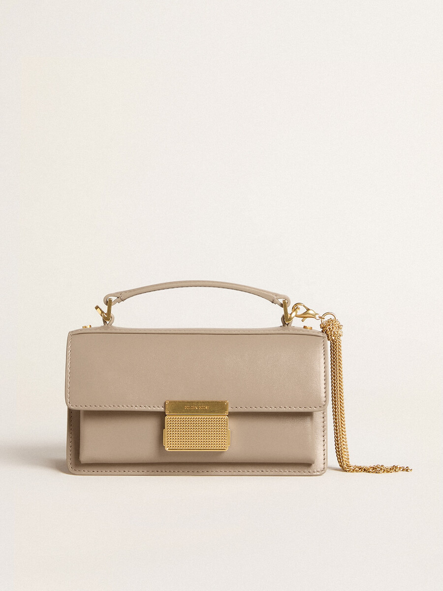 kleine venezia-tasche aus beigefarbenem gefüttertem leder mit goldenen details