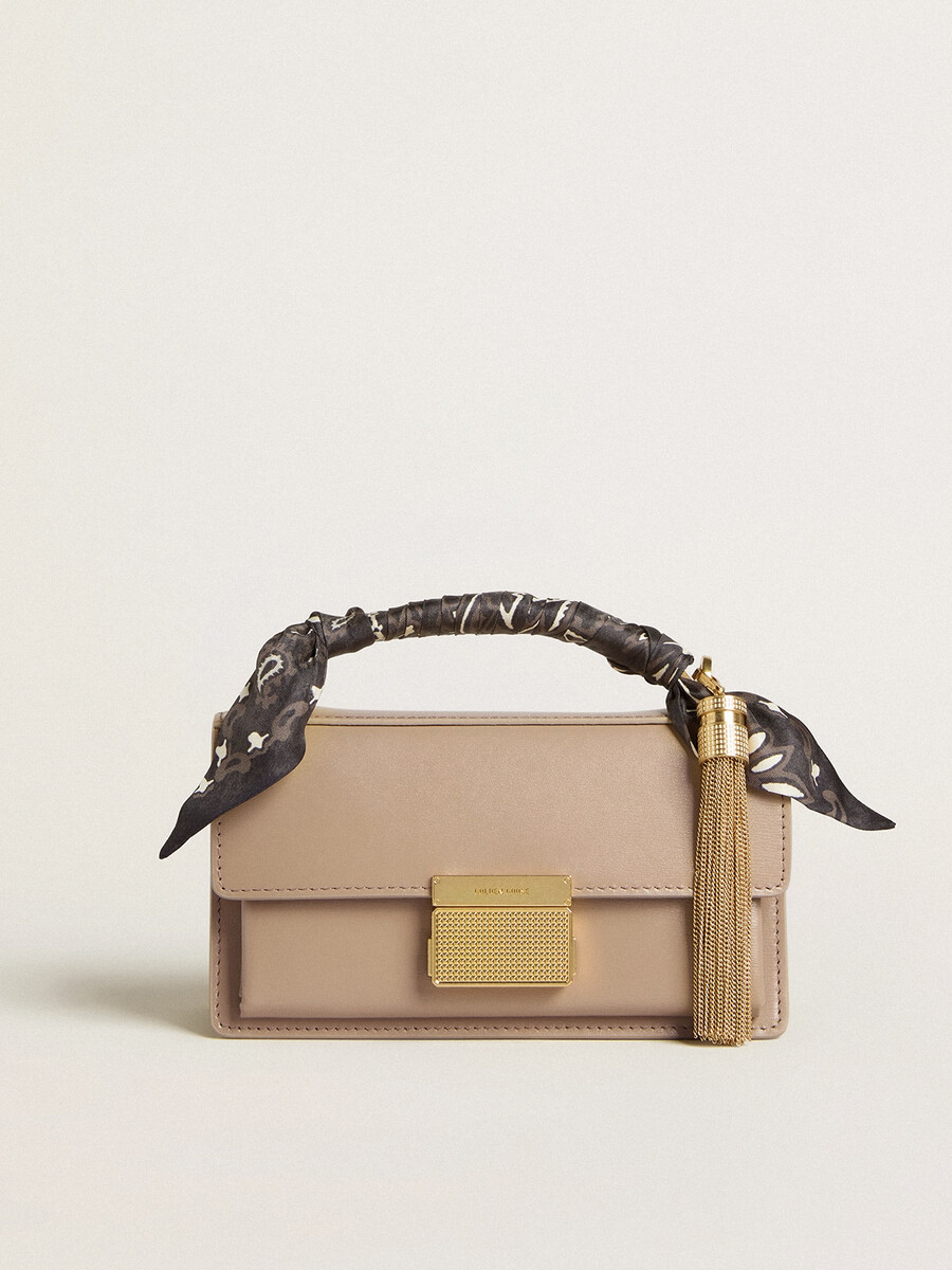 kleine venezia-tasche aus beigefarbenem gefüttertem leder mit goldenen details