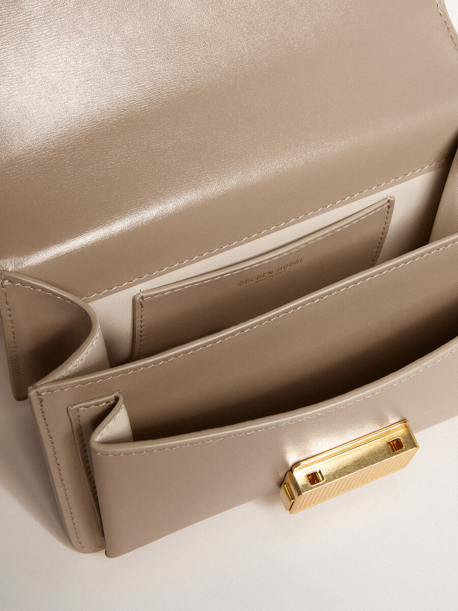 kleine venezia-tasche aus beigefarbenem gefüttertem leder mit goldenen details