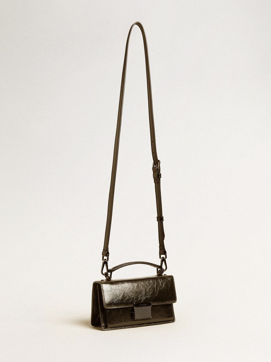 kleine venezia-tasche aus schwarzem metallic-leder mit schwarzen details