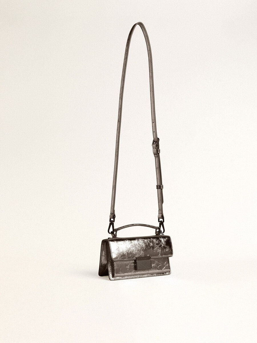 kleine venezia-tasche aus anthrazitgrauem metallic-leder mit schwarzen details