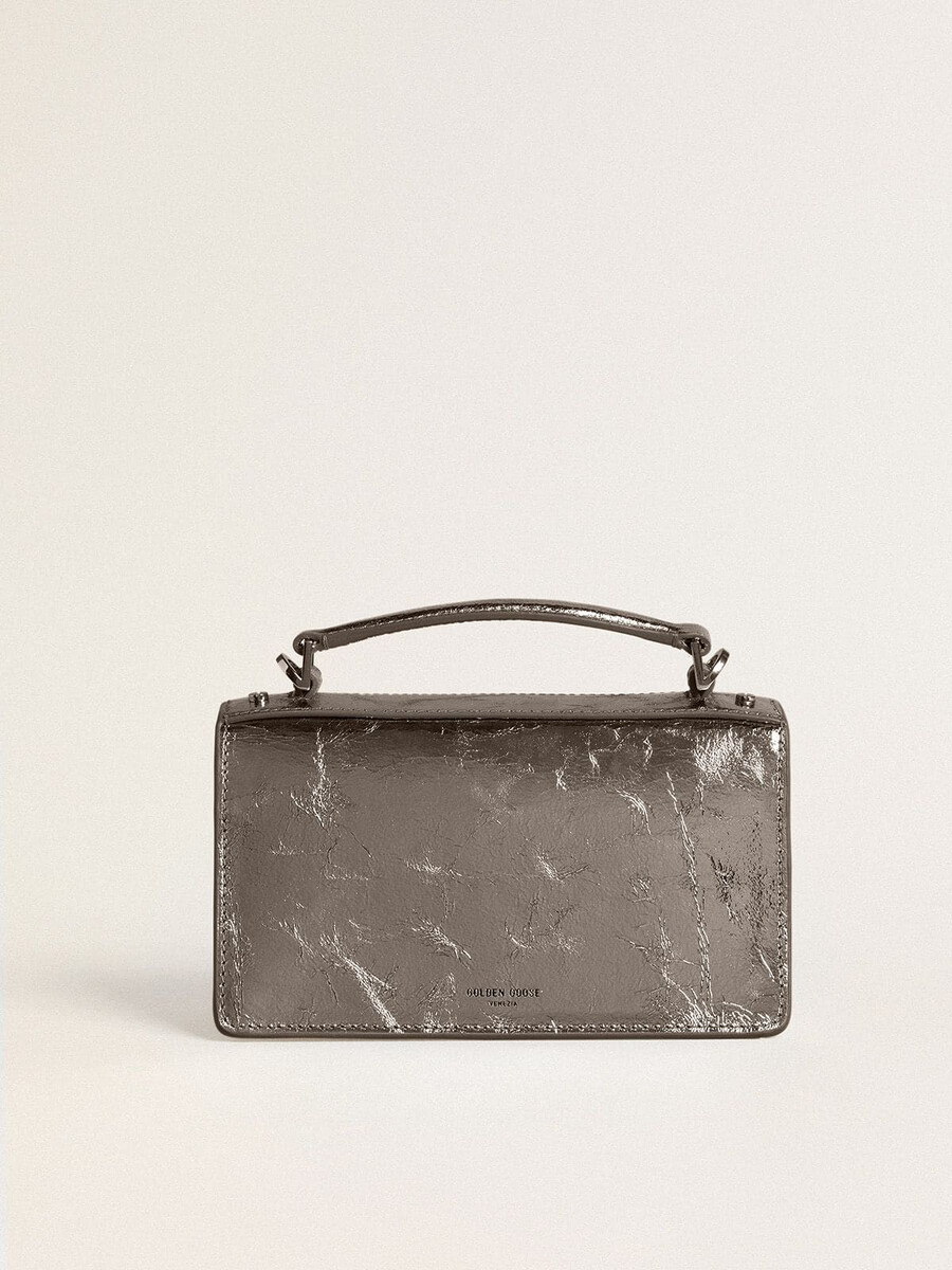 kleine venezia-tasche aus anthrazitgrauem metallic-leder mit schwarzen details