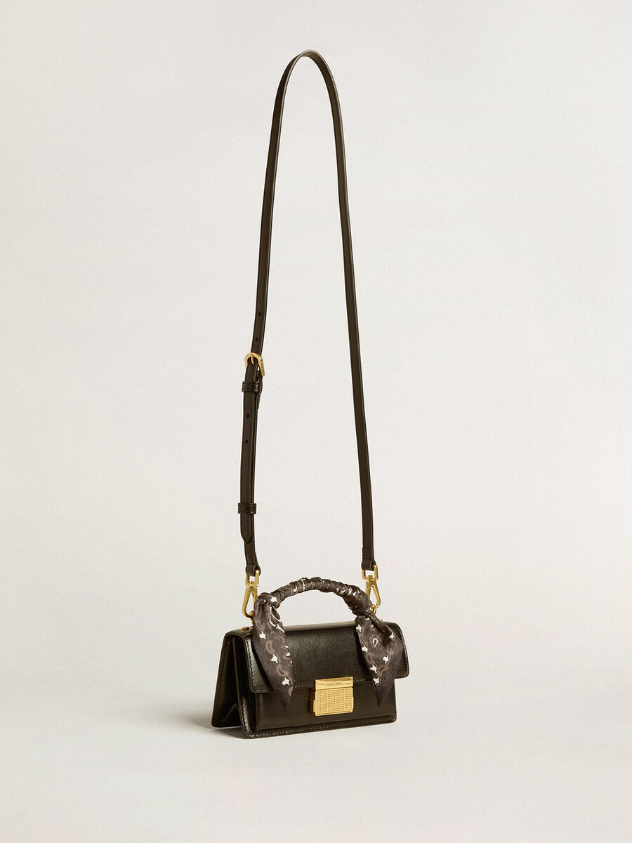 kleine venezia-tasche aus schwarzem gefüttertem leder mit seidenschal