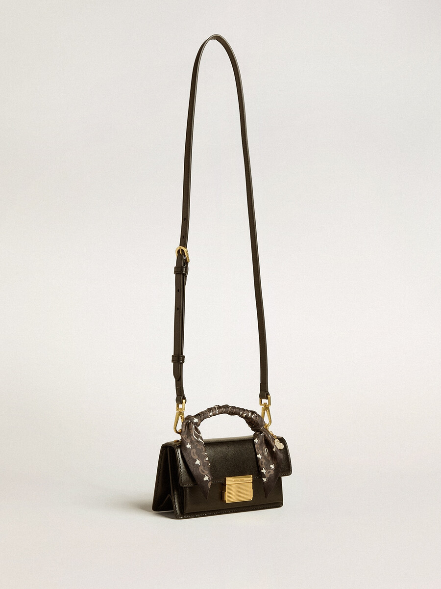 kleine venezia-tasche aus schwarzem gefüttertem leder mit seidenschal und anhänger