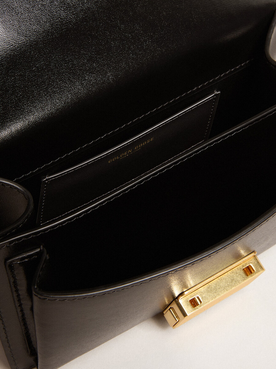 kleine venezia-tasche aus schwarzem gefüttertem leder mit seidenschal und anhänger
