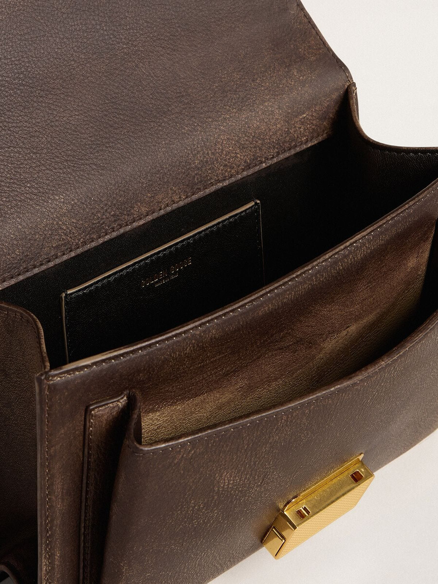 venezia-tasche aus vintage-dunkelbraunem geprägtem leder mit goldenen details
