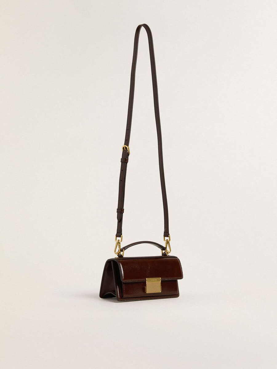 kleine venezia-tasche aus dunkelbraunem laminatleder mit goldenen details