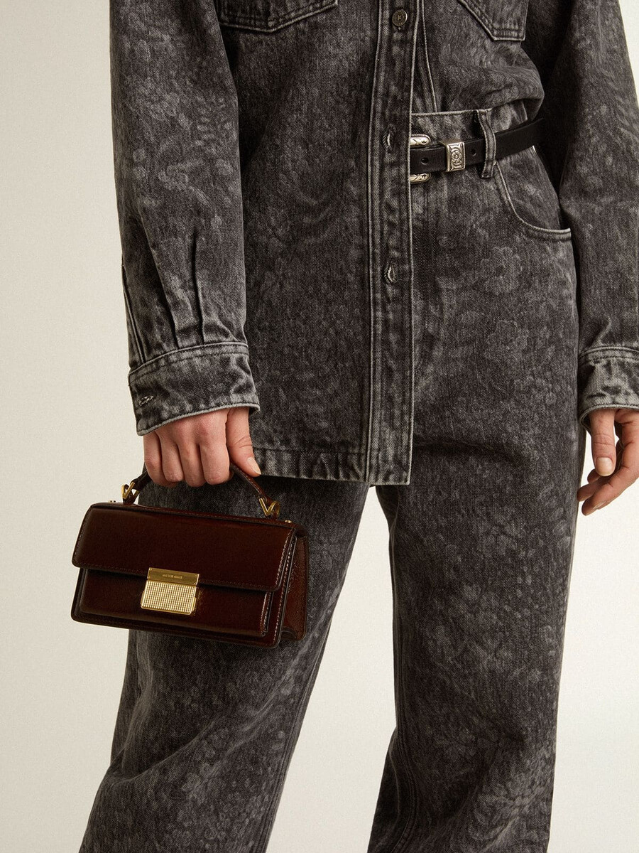 kleine venezia-tasche aus dunkelbraunem laminatleder mit goldenen details