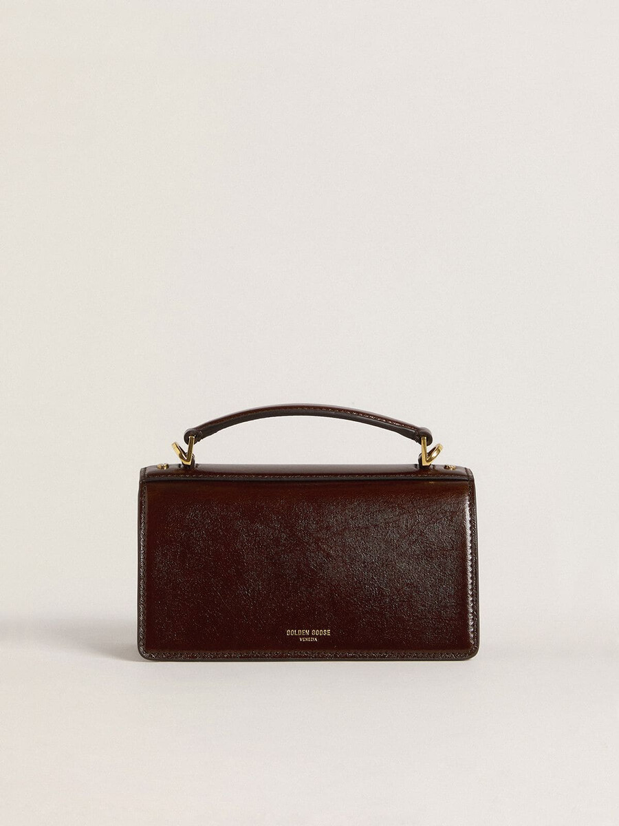 kleine venezia-tasche aus dunkelbraunem laminatleder mit goldenen details