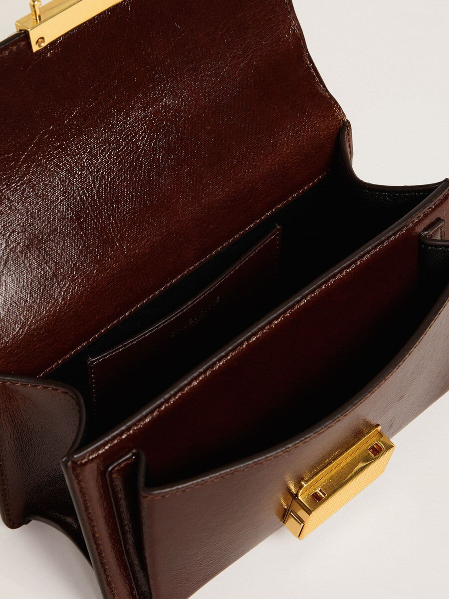 kleine venezia-tasche aus dunkelbraunem laminatleder mit goldenen details