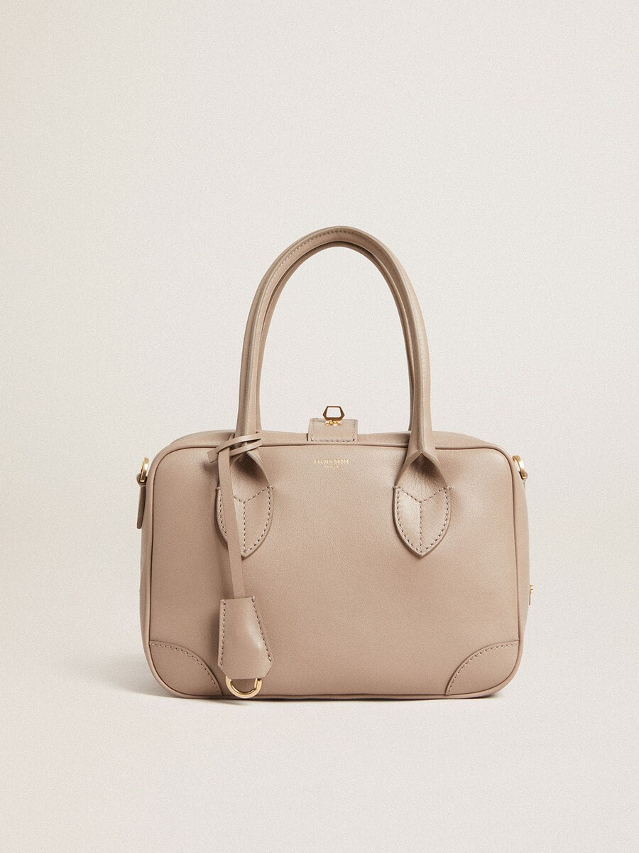 vita-tasche aus taupefarbenem leder mit goldenen details