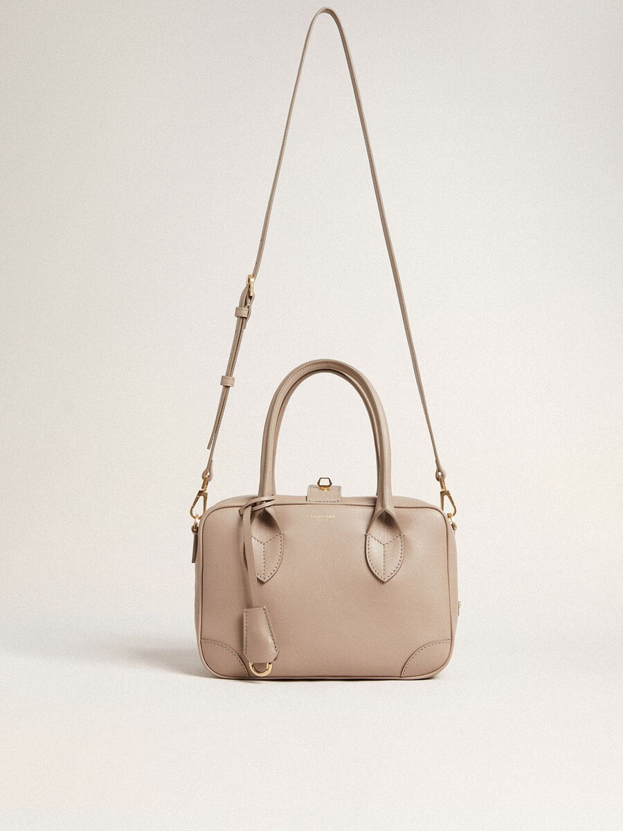 vita-tasche aus taupefarbenem leder mit goldenen details