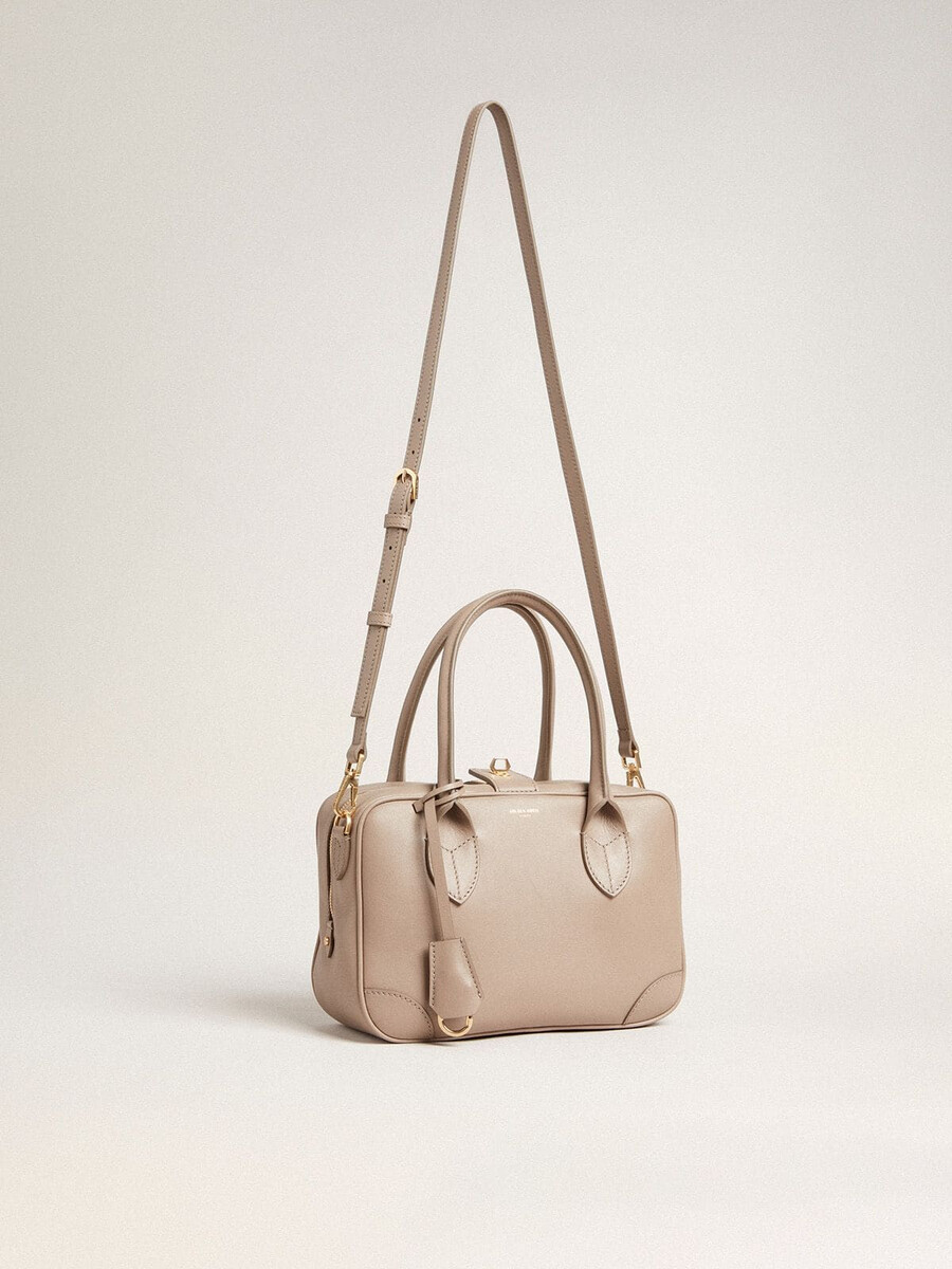 vita-tasche aus taupefarbenem leder mit goldenen details