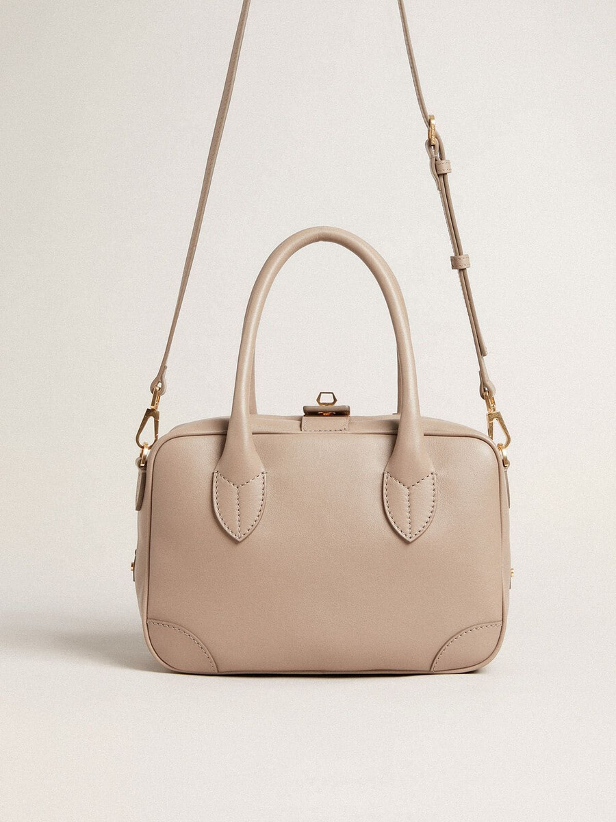 vita-tasche aus taupefarbenem leder mit goldenen details