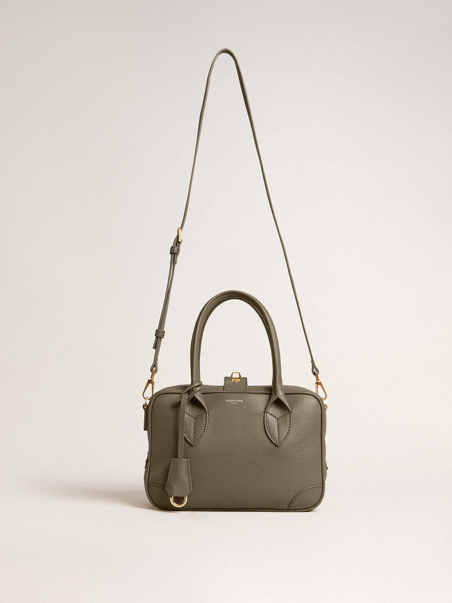 vita-tasche aus salbeigrünem leder mit goldenen details