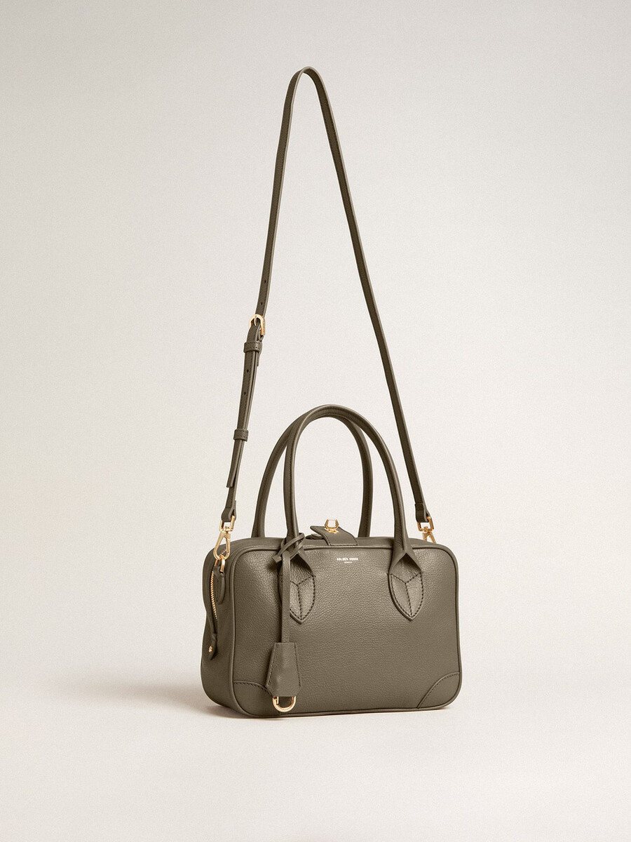 vita-tasche aus salbeigrünem leder mit goldenen details