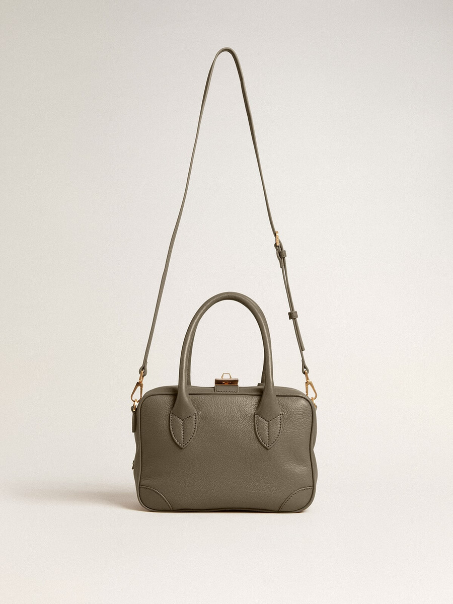 vita-tasche aus salbeigrünem leder mit goldenen details