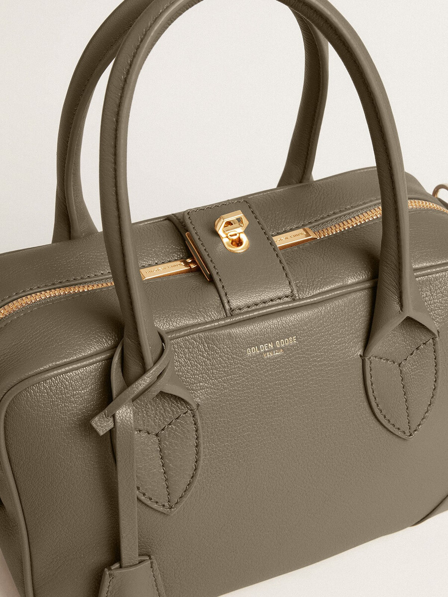 vita-tasche aus salbeigrünem leder mit goldenen details