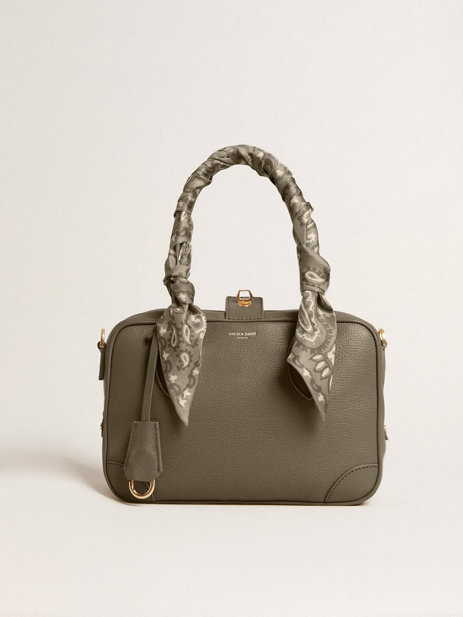 vita-tasche aus salbeigrünem leder mit goldenen details
