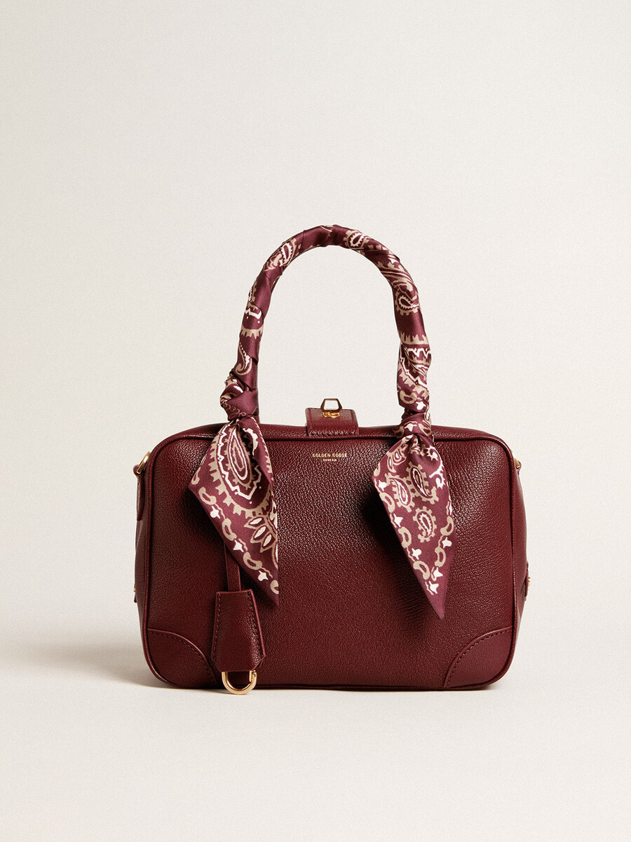 vita-tasche aus burgunderrotem leder mit goldenen details