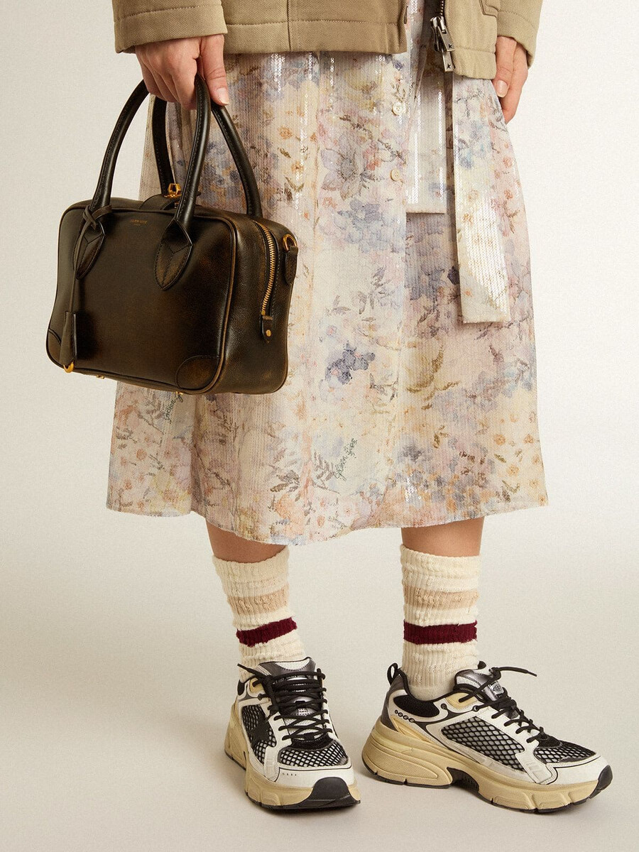 vita-tasche aus schwarzem vintage-leder mit goldenen details